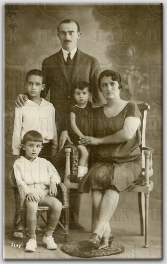 Ιωννης Ν. Κυρικου (1888-1971) και Περσεφνη Κ. Παπανικολου (1898-1941) με τα παιδι τους